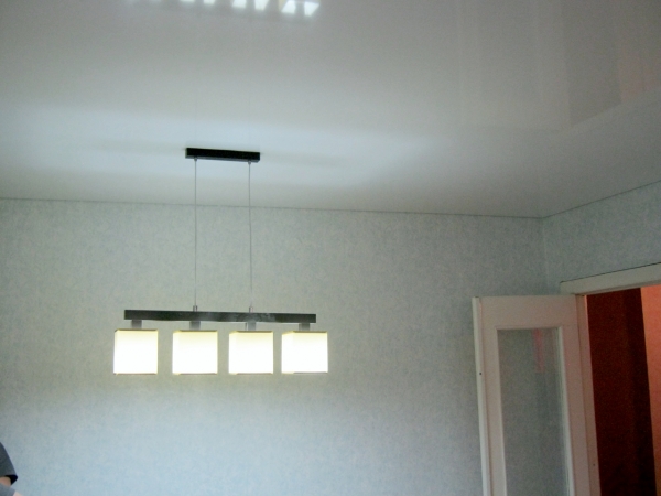 Матовый белый бесшовный потолок в спальню 12 м²