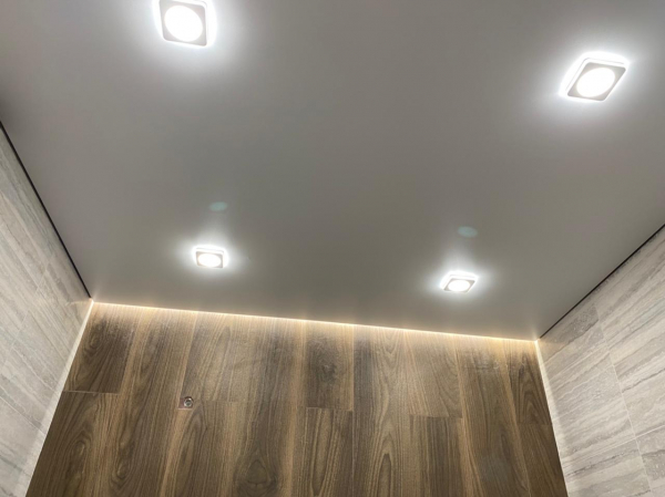 Натяжной потолок в ванную комнату