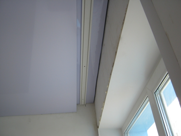 Ниша для шторы на натяжном потолке в гостиной