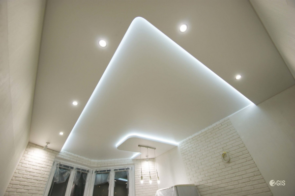 Приме натяжного потолка с подсветкой в гостиную