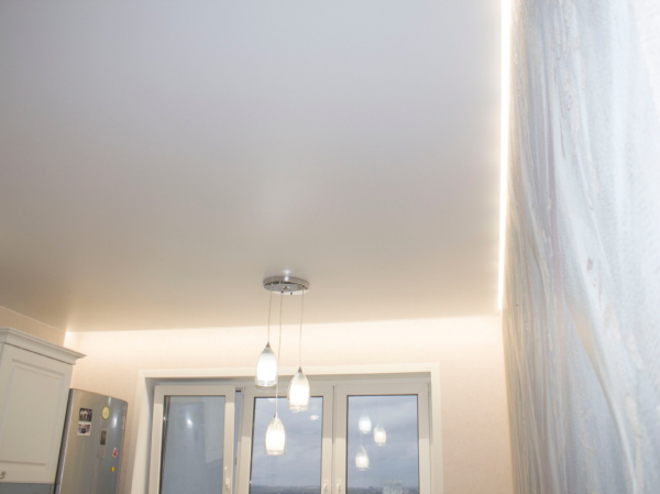 Пример парящего натяжного потолка