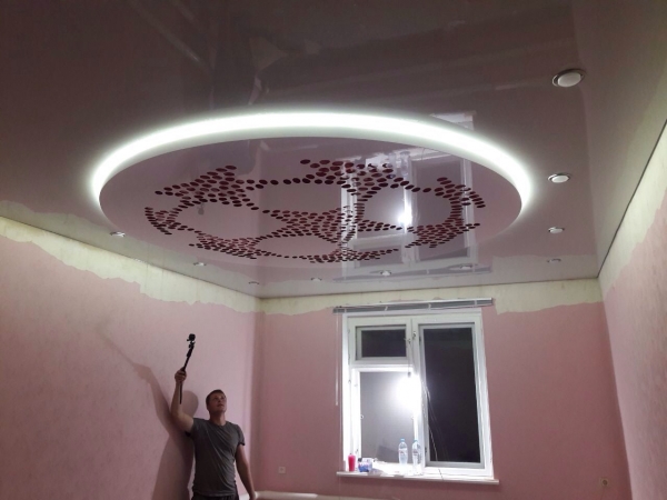 При заказе потолка - Поклейка обоев Бесплатно